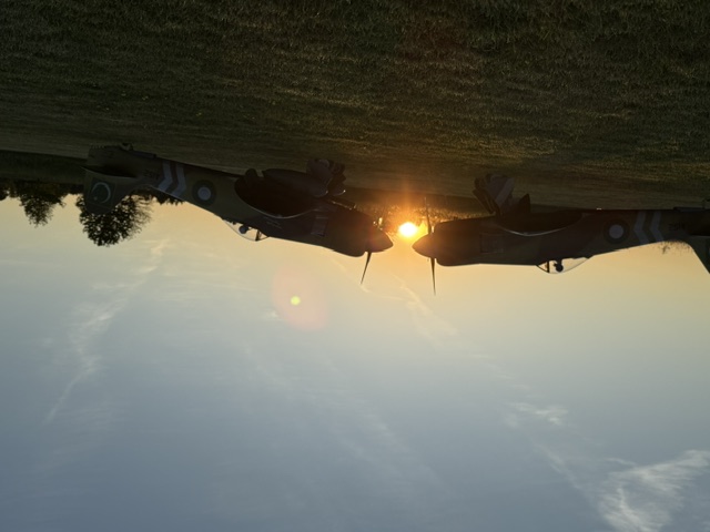 Die beiden Sea Furys im Abendlicht